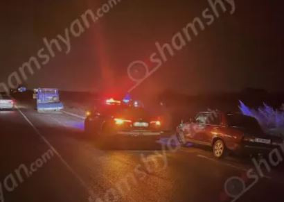 Արագածոտնում Mercedes–ի ավտոքարշակի անիվներից մեկը պոկվել է ու հարվածել ընթացող «ՎԱԶ 2121»-ին և «ՎԱԶ 2107»-ին