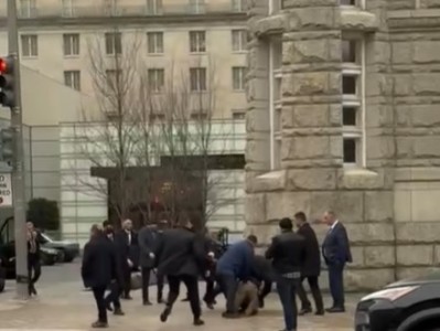 Azerbaijan leader's security officers beat Washington protesters against his regime (VIDEO)