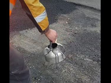 Ноу-хау: В Ереване асфальт заливают чайником