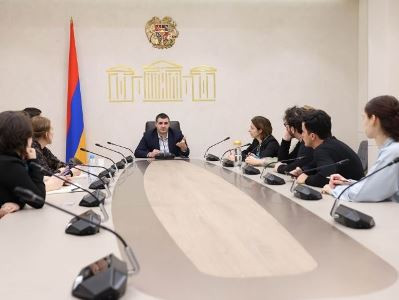 Արման Եղոյանն Ազգային ժողովում հանդիպել է միջազգային դասընթացի մասնակիցների հետ