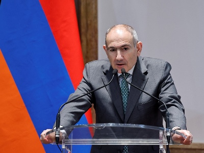 По случаю 25-летия Комитета по водным ресурсам Пашинян вручил награды, в том число одну посмертно