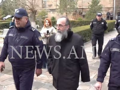 Միքայել Սրբազանը քաղաքացիներին օրհնելով մտավ եկեղեցի