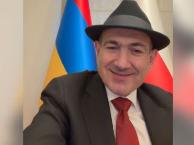 Poland PM shows the famous ‘heart’ sign during Armenia premier’s live stream (VIDEO)