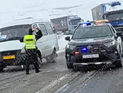 Более 100 грузовиков не могут проехать по серпантинам Джаджура из-за тумана