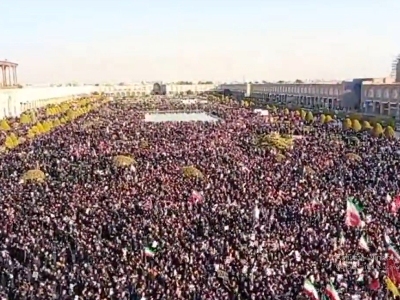 Thousands of Mourners Gather in Isfahan to Honor Ayatollah Khamenei