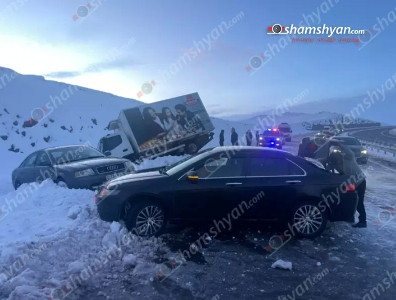Երևան-Գյումրի ավտոճանապարհին բախվել են 4 մեքենաներ. դրանցից մեկը հայտնվել է ձնակույտերի մեջ