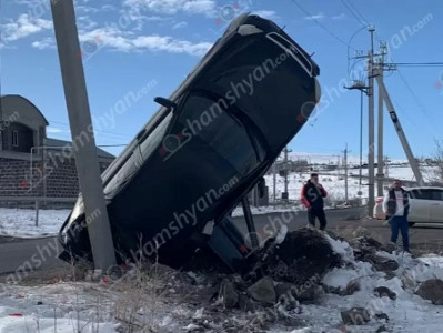 Կոտայքի մարզում «Lada Priora»-ն փոսերը շրջանցելիս գլխիվայր «տնկված» հայտնվել է բետոնե էլեկտրասյան մոտ