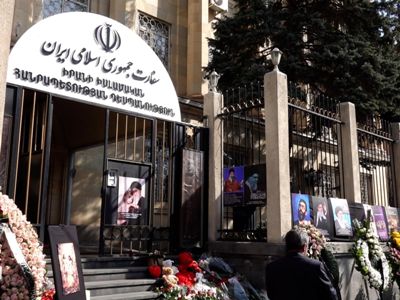 Группа политических и общественных деятелей посетила посольство Ирана в Армении