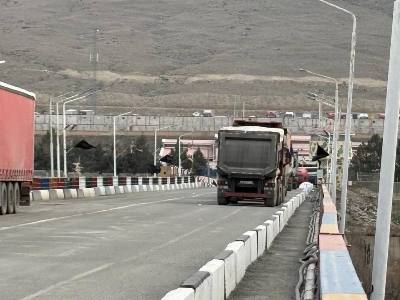 Armenia-Iran border crossing remains shut for Iranians trying to leave, due to technical failure