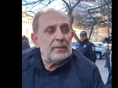 Председатель «Национального согласия» в Ереване провел акцию протеста с пирожками: полицейские подвергли его приводу