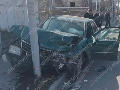 Աշտարակում բախվել են Nissan Tiida-ն և Mercedes-ը․ վերջինս հայտնվել է մայթին, բախվել ծառին ու էլեկտրասյանը․ կա վիրավոր