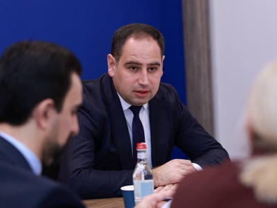 Խուդաթյանը ՏԿԵ նախարարության աշխատակազմին է ներկայացրել նախարարի նորանշանակ տեղակալ Առնակ Ավետիսյանին