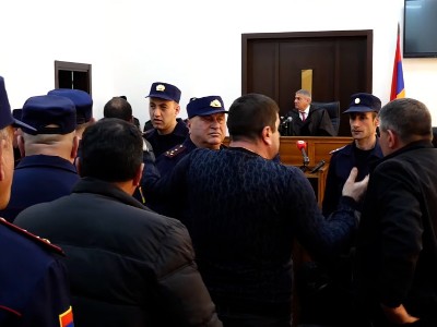 «Պատասխան եք տալու». լարված իրավիճակ Ազատի կացարանում զոված 15 զինծառայողների գործով նիստին