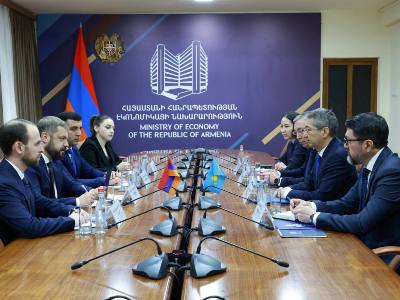 Պապոյանն ու Ղազախստանի դեսպանը քննարկել են Ղազախստանից դեպի Հայաստան ներդրումային հոսքերի ավելացման հարցերը
