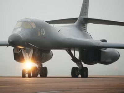 US bomber Rockwell B-1 Lancer lands at air base in England