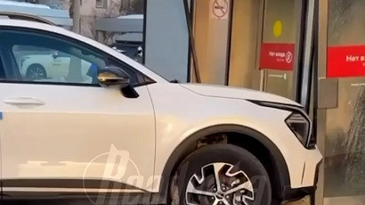 Автомобиль посольства Азербайджана врезался в вестибюль станции метро в Москве