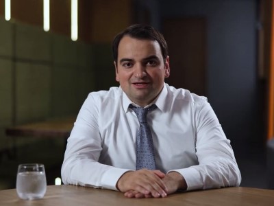 Нарек Карапетян: Когда я учился во втором классе, я нарисовал на платке цветок и подарил маме
