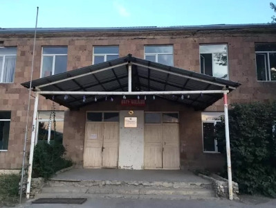 В Армении женщина с ножом ворвалась в школу, чтобы расправиться с директором