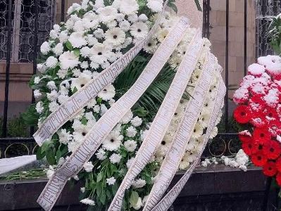 К зданию посольства Ирана в Армении возложен венок от имени архиепископов Галстаняна и Хачатряна