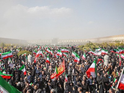 Isfahan residents chant "Allahu Akbar" amid US and Israeli strikes