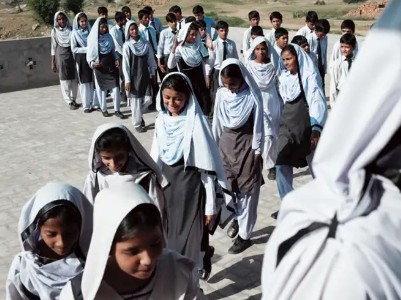 Pakistan closes all schools to save fuel