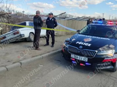 Трагический случай: 61-летний водитель внезапно скончался и врезался в забор дома