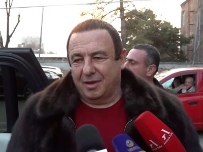 Խաղաղությունը ո՞րն ա, որ Ադրբեջանը սարերի վրա զենքով, զորքով նստած է, ասում ա՝ էս, էն պիտի տա՞ք. Ծառուկյան