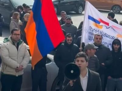 Акция протеста у здания СК в защиту Карапетяна: После 7 июня вы не будете пленными этой слабой власти