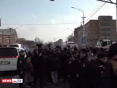 Движение по Тбилисскому шоссе Еревана парализовано: сторонники Самвела Карапетяна собираются у здания суда