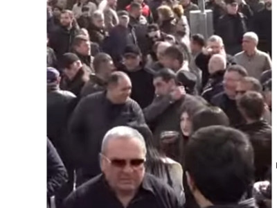 Во дворе суда собрались сторонники Самвела Карапетяна: Здесь находится и бывший премьер-министр Армении Карен Карапетян