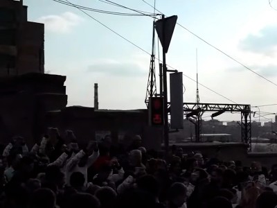 Во дворе Антикоррупционного суда Армении молодые люди провели акцию протеста в наручниках