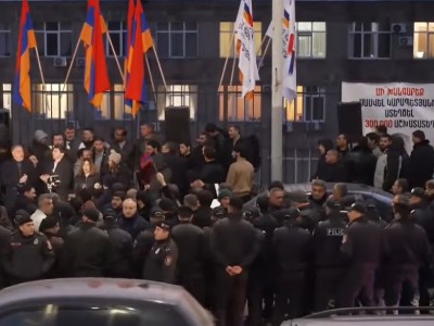 Сторонники Самвела Карапетяна уже около 8 часов находятся во дворе Антикоррупционного суда: они ждут решения