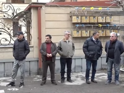 Жители улицы Верин Антараин в центре Еревана проводят акцию протеста