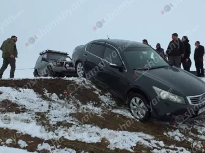 Արագածոտնի մարզում ճանապարհի ձնհալի պատճառով «Honda»-ն հայտնվել է դաշտում՝ բախվելով հողաթմբին