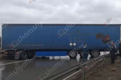 «MAN» բեռնատարը Աշտարակի կամրջի վրա բախվել է երկաթե պաշտպանիչ արգելապատնեշներին և ամբողջությամբ փակել ճանապարհը