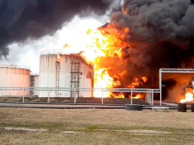 В Краснодарском крае в результате атаки беспилотника горит нефтебаза