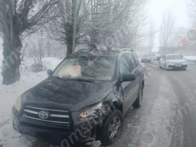 Двое детей попали в больницу в результате аварии в городе Раздан