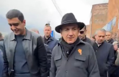 «Հրապարակ»․ Առուշ Առուշանյանը որոշել է երկու լարի վրա խաղալ