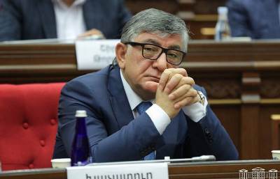 «Իրավունք». Խաչատուր Սուքիասյանը փող է, որ շփում է