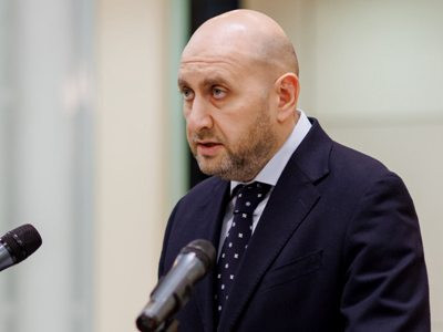 Глава ЦБ РА признал сходство купюр номиналом 1000 и 10 000 драмов