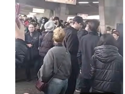 Из-за сбоя работы метро в Ереване на станциях образовались скопления пассажиров