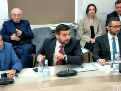 Депутат от правящей партии спровоцировал перепалку с журналистами на заседании постоянной Комиссии НС Армении