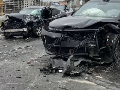 В Ереване 18-летний водитель проехал по газону и врезался в два автомобиля: есть погибший
