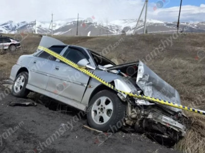 Լճաշենում բախվել են «Toyota»-ն ու «Opel»-ը. վերջինը կիսակողաշրջված հայտնվել է փոսում. կան վիրավորներ
