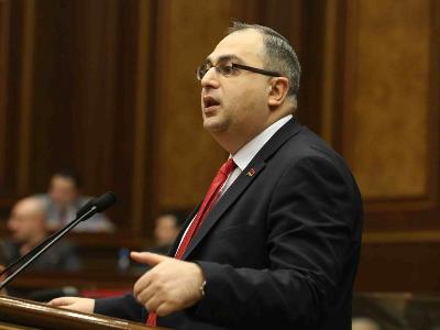 В чем же отличие?: Кандидат на пост судьи КС Армении ответил на неудобный вопрос оппозиционного депутата