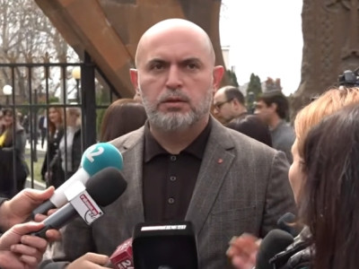 Оппозиционер: За демонстрируемыми Пашиняном «сердечками» видны усы Алиева
