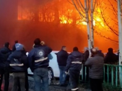 В Доме культуры «Каназ» вспыхнул крупный пожар. На месте работают 11 пожарных расчётов (прямой эфир)