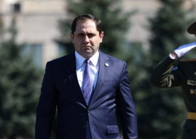 «Հրապարակ»․ Բոլորը լծվել են քվե բերելու գործին. ՊՆ–ում ծառայող արցախցիների առաջ պայման է դրվել