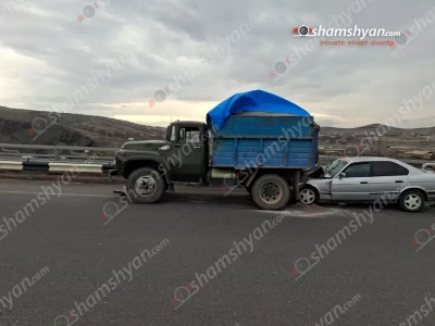 Աշտարակի կամրջի վրա «BMW»-ն բախվել է ավազով բարձված «ԶԻԼ» բեռնատարի հետնամասին․ կա վիրավոր