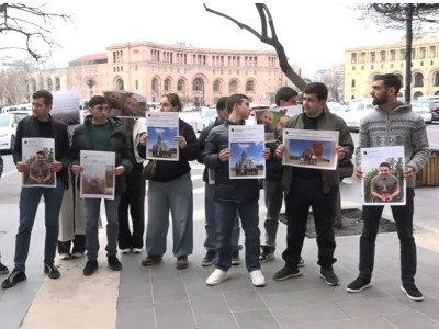 Молодые члены АРФД проводят пикет у здания правительства